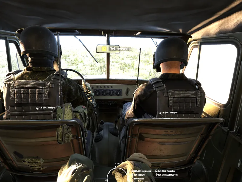 Deux soldats LGC à l'avant d'un camion en convoi