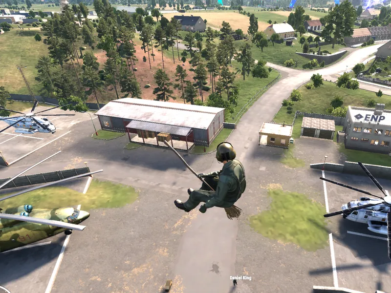Descente en corde depuis un hélicoptère au-dessus d'une base